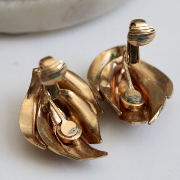 Vintage Unbranded Multi-Cluster Gold-Rimmed Leaf Wein Clip-On Earrings - Picture 3 of 3